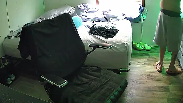 Muffdiver718 online show from March 17, 2025, 4:43 pm