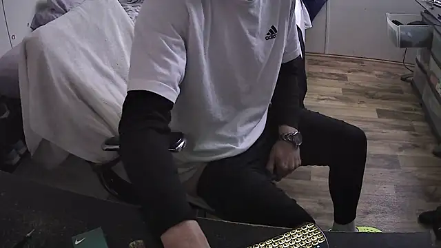 Muffdiver718 online show from March 18, 2025, 11:22 am