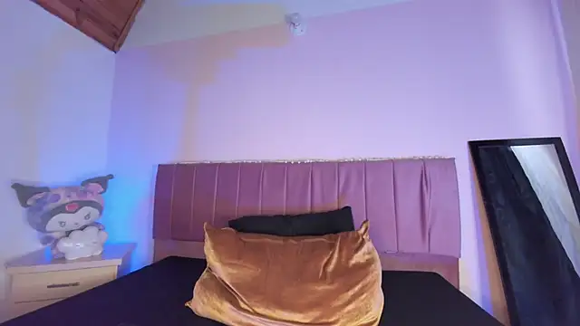 kitty-kryss online show from October 8, 2025, 1:56 pm