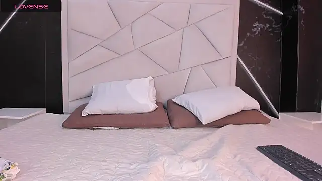 JulietSofia online show from April 14, 2026, 8:14 pm