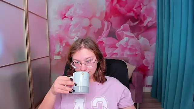 AngelinaLow online show from November 6, 2025, 12:31 pm