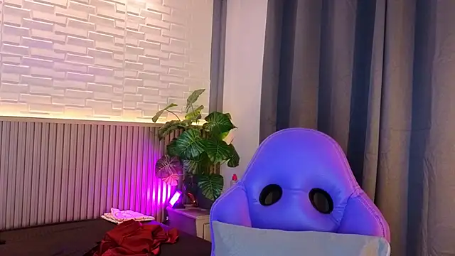 TiffanyWalk online show from December 5, 2025, 10:36 am