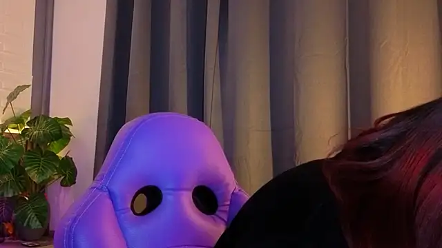 TiffanyWalk online show from November 22, 2025, 10:58 am