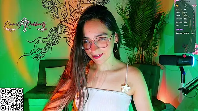 Snapshot of Emmi_Roberts chatting on April 25, 2026, 11:35 pm Emmi Roberts online show from April 25, 2026, 11:35 pm