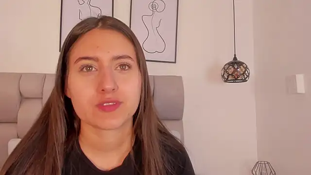 Hanna Evans   online show from October 16, 2025, 12:24 pm