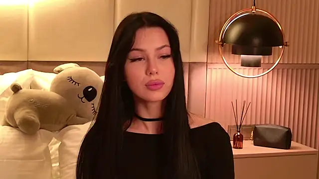 Leya Foxhall online show from November 18, 2025, 11:13 am