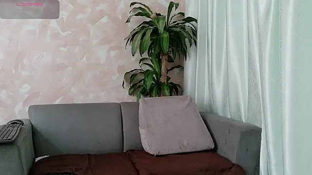 YuliethPetite online show from May 4, 2026, 2:42 pm