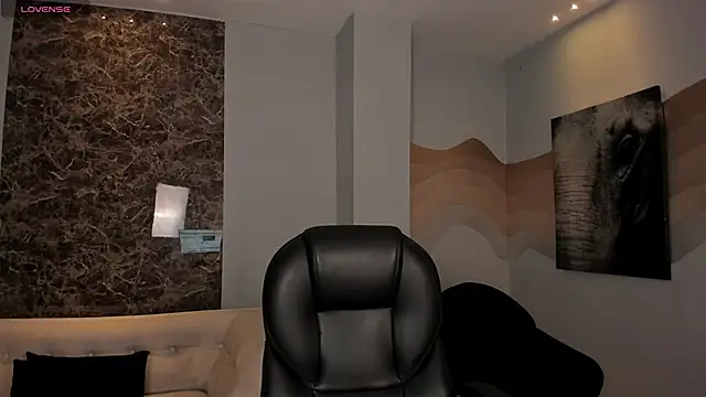 MaiaCollins online show from November 12, 2025, 5:50 pm