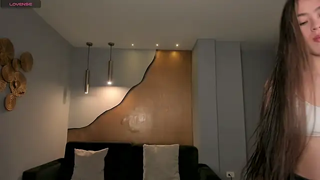 MaiaCollins online show from November 6, 2025, 6:01 pm