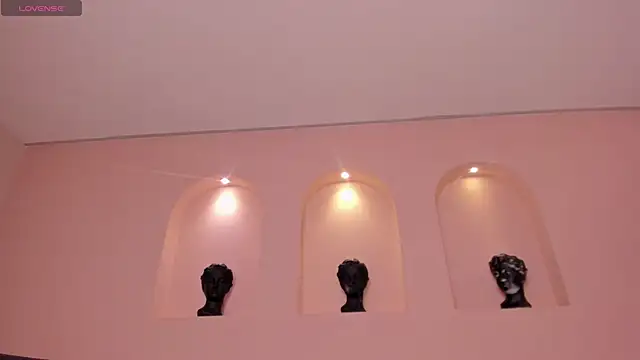 MaiaCollins online show from November 30, 2025, 4:19 pm