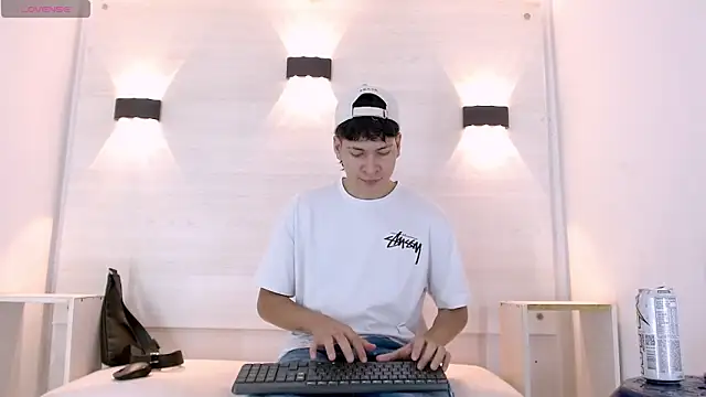 Jhojan twink online show from October 12, 2025, 1:45 pm