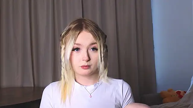 Snapshot of minigirl chatting on February 4, 2026, 5:02 am minigirl online show from February 4, 2026, 5:02 am