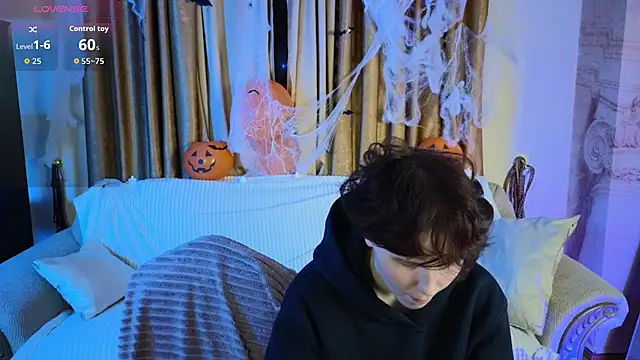 Snapshot of Tara_Lawson chatting on October 20, 2025, 7:14 pm Tara Lawson online show from October 20, 2025, 7:14 pm