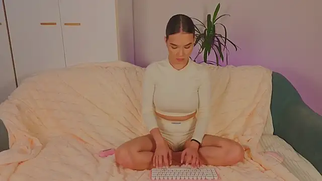 Snapshot of EmiliaDroll chatting on November 3, 2025, 7:02 am EmiliaDroll online show from November 3, 2025, 7:02 am