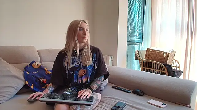 Snapshot of tattoobbgirl chatting on April 22, 2026, 2:13 pm tattoobbgirl online show from April 22, 2026, 2:13 pm