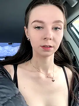 Snapshot of MilaBee chatting on November 8, 2025, 3:32 am MilaBee online show from November 8, 2025, 3:32 am