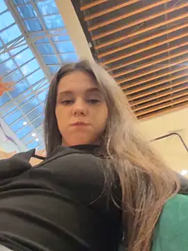 Snapshot of MilaBee chatting on November 11, 2025, 9:15 am MilaBee online show from November 11, 2025, 9:15 am