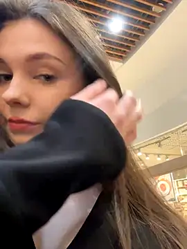 Snapshot of MilaBee chatting on October 6, 2025, 8:48 am MilaBee online show from October 6, 2025, 8:48 am