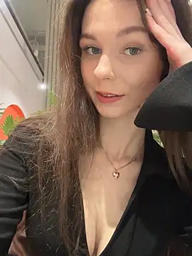 MilaBee online show from January 18, 2026, 11:02 am