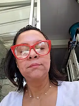 Amadamilf1980 online show from December 1, 2025, 2:40 pm