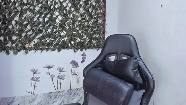 Sarahbrowm  online show from October 20, 2025, 7:03 pm