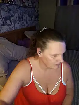 Snapshot of MissQueenBeex chatting on February 8, 2026, 7:55 pm MissQueenBeex online show from February 8, 2026, 7:55 pm