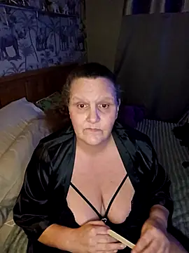 Snapshot of MissQueenBeex chatting on February 22, 2026, 7:48 pm MissQueenBeex online show from February 22, 2026, 7:48 pm