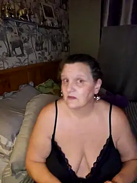 Snapshot of MissQueenBeex chatting on February 27, 2026, 8:30 pm MissQueenBeex online show from February 27, 2026, 8:30 pm