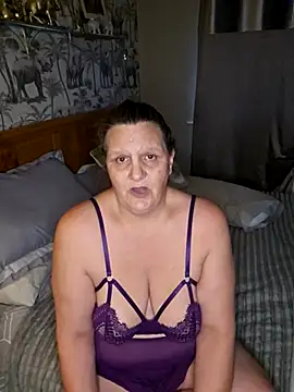 Snapshot of MissQueenBeex chatting on January 16, 2026, 4:22 pm MissQueenBeex online show from January 16, 2026, 4:22 pm