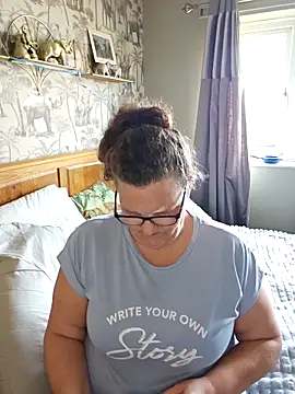 Snapshot of MissQueenBeex chatting on February 24, 2026, 1:56 pm MissQueenBeex online show from February 24, 2026, 1:56 pm