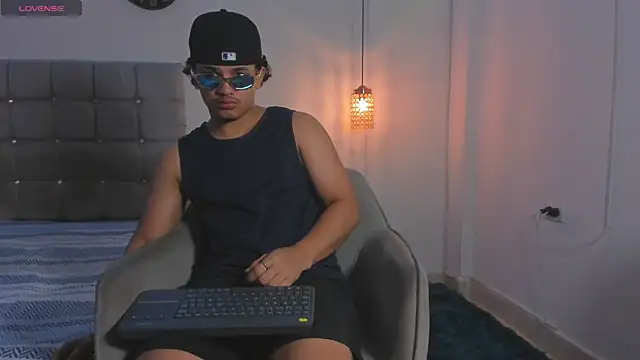 samxx muscle online show from December 15, 2025, 3:18 pm