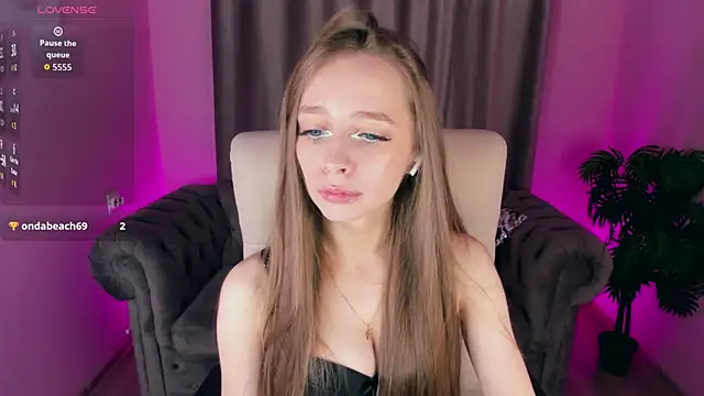 Amy Waynee online show from October 8, 2025, 6:19 pm