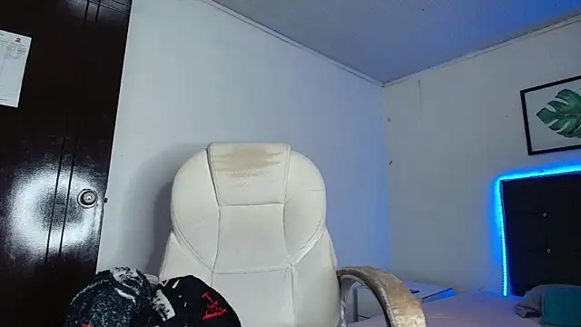 lovehotpink online show from January 9, 2026, 1:56 am