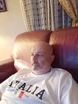 Snapshot of Alexis_Bull chatting on June 15, 2026, 10:31 pm Alexis Bull online show from June 15, 2026, 10:31 pm