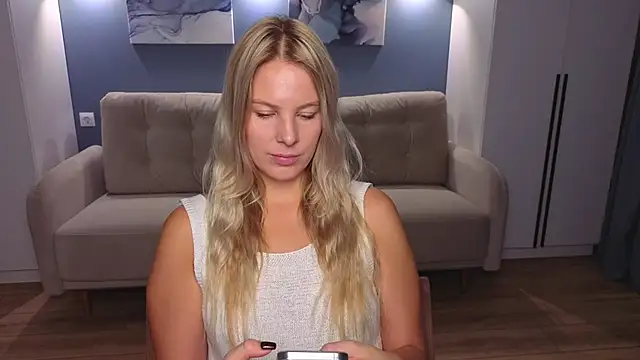 MelanieBennett online show from October 12, 2025, 6:37 am