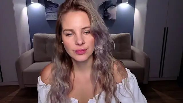 MelanieBennett online show from November 16, 2025, 8:30 am