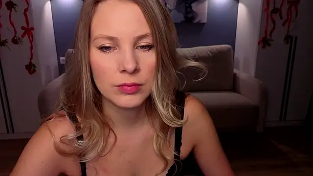 Snapshot of MelanieBennett chatting on February 15, 2026, 6:14 am MelanieBennett online show from February 15, 2026, 6:14 am