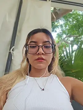 Snapshot of Pretty_roxxyy chatting on May 2, 2026, 1:16 pm Pretty roxxyy online show from May 2, 2026, 1:16 pm