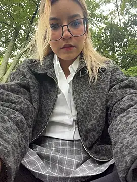 Snapshot of Pretty_roxxyy chatting on February 23, 2026, 12:17 pm Pretty roxxyy online show from February 23, 2026, 12:17 pm