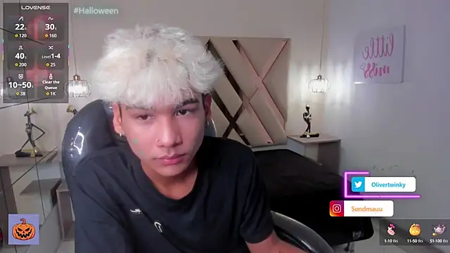 Snapshot of OliverTwinky chatting on October 14, 2025, 2:39 pm OliverTwinky online show from October 14, 2025, 2:39 pm