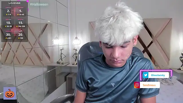 Snapshot of OliverTwinky chatting on October 7, 2025, 2:07 pm OliverTwinky online show from October 7, 2025, 2:07 pm