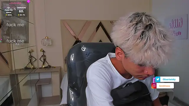 Snapshot of OliverTwinky chatting on November 10, 2025, 1:27 pm OliverTwinky online show from November 10, 2025, 1:27 pm