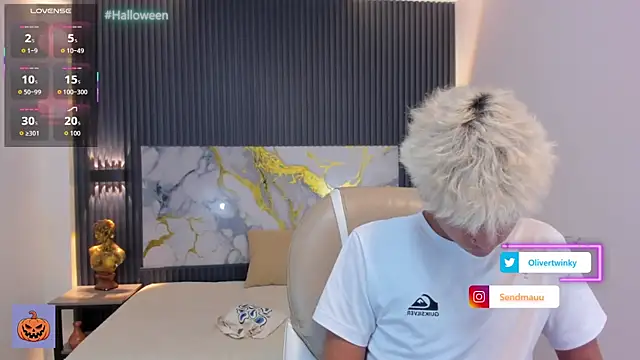 Snapshot of OliverTwinky chatting on October 15, 2025, 10:07 pm OliverTwinky online show from October 15, 2025, 10:07 pm