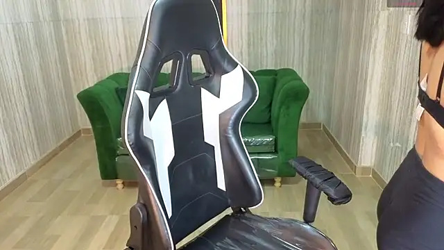 clementine t online show from October 19, 2025, 12:19 pm