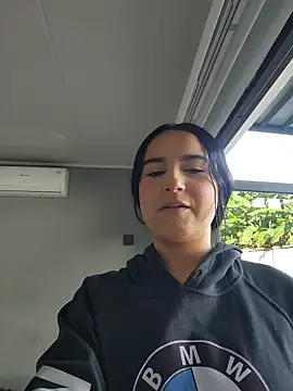 Rosa Warreen  online show from November 10, 2025, 12:21 pm