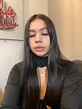 Snapshot of Cristina_pinkk chatting on November 6, 2025, 3:32 am Cristina pinkk online show from November 6, 2025, 3:32 am