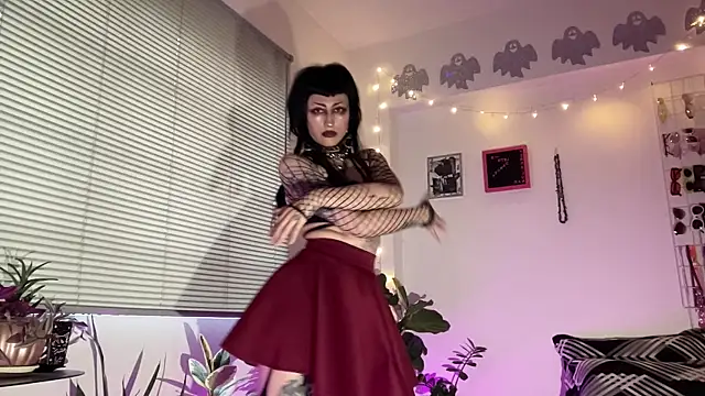 Snapshot of ELENA_UMBRA chatting on May 13, 2026, 10:39 pm ELENA UMBRA online show from May 13, 2026, 10:39 pm