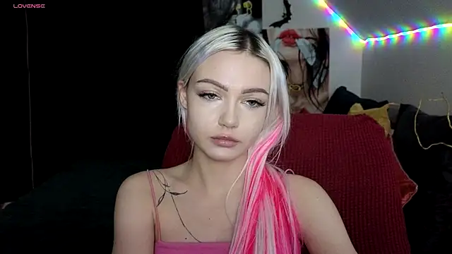 LinaLirian online show from November 27, 2025, 8:53 pm