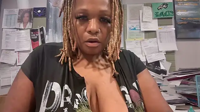 RoyalQueen2u online show from June 15, 2026, 5:18 am