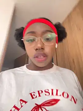 Snapshot of alissradiante1 chatting on October 18, 2025, 2:35 am alissradiante1 online show from October 18, 2025, 2:35 am